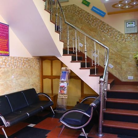Hotel Ayesha Palace Дели Экстерьер фото
