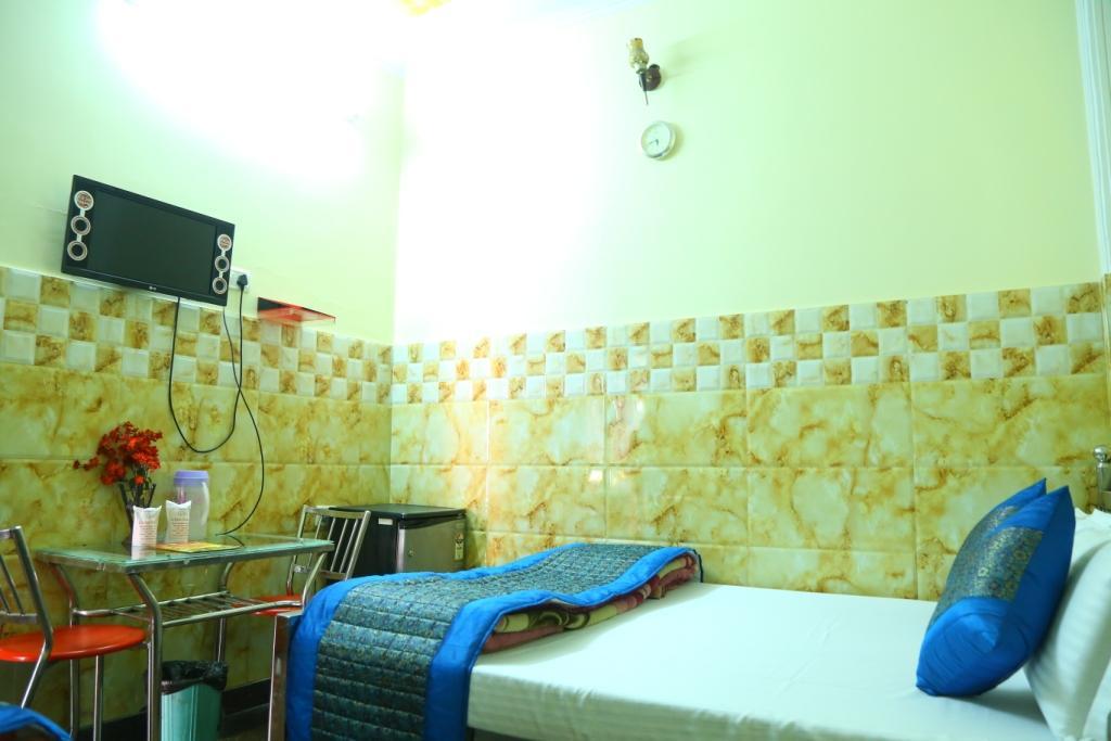 Hotel Ayesha Palace Дели Экстерьер фото